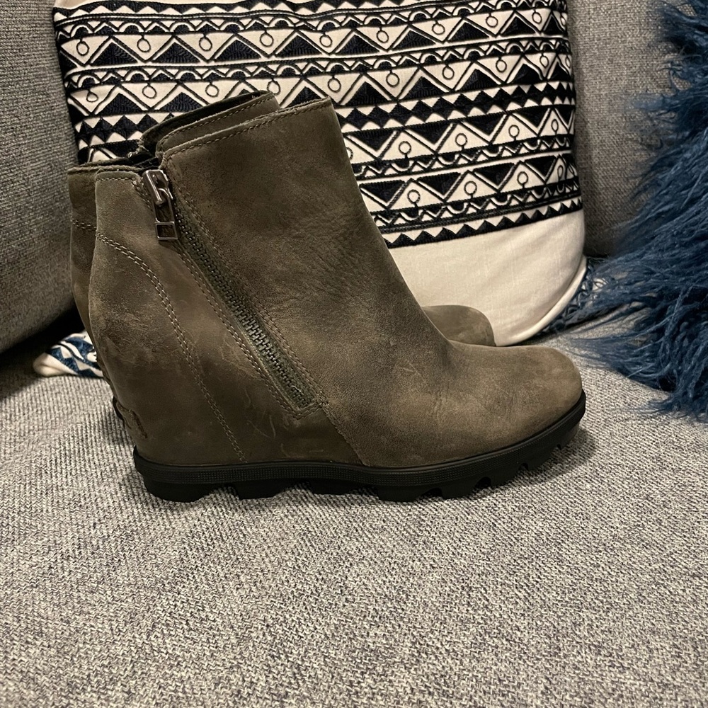 Sorel Joan of Arctic wedge Women's Ankle Boots in gray